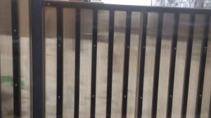 Поликарбонат на заборе. Цвет бронза