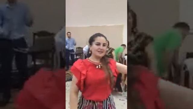 Очень красиво поет.