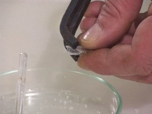 Химия. Опыты. Неорганика. Сравнение свойств кварцевого и обычного стекла