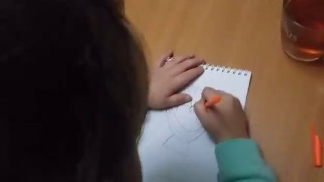 Дочь рисует Девочку-Осень.