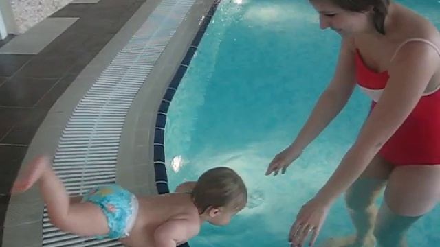 Человек-рыба. Ребенок плавает 11 месяцев смотреть онлайн