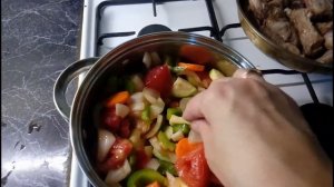 Тушёные рёбрышки с овощами