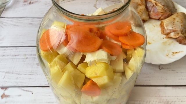 У Вас есть КАРТОШКА и КУРИНОЕ БЕДРО. Получается такая ВКУСНЯТИНА на ОБЕД.