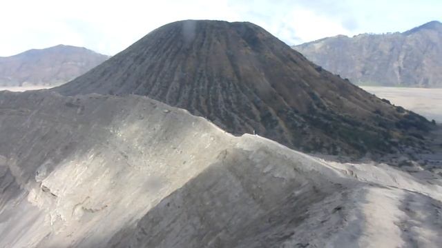 Вулканы Бромо и Баток. Индонезия. Остров Ява. смотреть онлайн