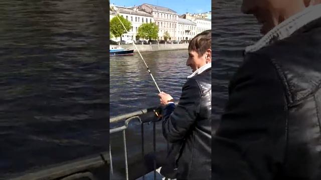Как ловят рыбу в Санкт Петербурге, н. реки Фонтанки 60