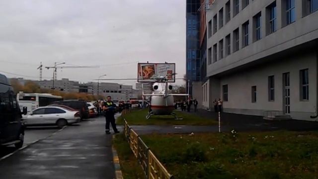 Экстремальный взлет вертолета в метре от здания. смотреть онлайн