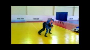 освобождение от захвата за руки ДВУМЯ РУКАМИ ЗА ОДНУ РУКУ С ПЕРЕХОДОМ НА ЗАДЕРЖАНИЕ