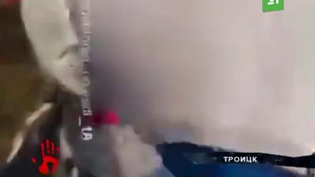 Южноуральские полицейские начали проверку видео, где жестоко избивают мужчину из Троицка (18+) смотреть онлайн