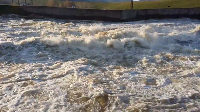 Сброс воды с водохранилища Нугуш 04.05.2014 смотреть онлайн