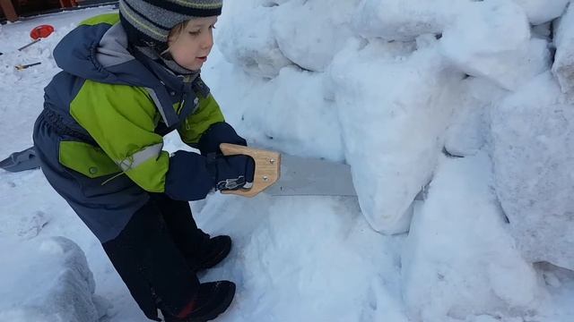 Во дворе построили огромное иглу смотреть онлайн
