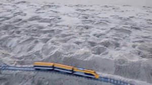 Лего-поезд 60197 едет вдоль Балтийского моря. Закат на многокилометровом пляже в Балтийске