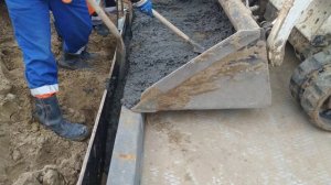 ТЕХНОЛОГИЧЕСКИ НЕ УДОБНО ЗАЛИВАТЬ БЕТОН С ЛОТКА МИКСЕРА, ЗАЛИВАЕМ БОБКАТОМ