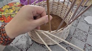 Простая декоративная загибка из газетных трубочек