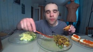 МУКБАНГ ОЛИВЬЕ / КАПУСТА ТУШЕНАЯ / ПЮРЕ / БУТЕРБРОДЫ С КРАСНОЙ ИКРОЙ / EATING Mukbang АСМР ASMR