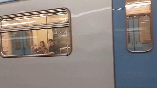 Прибытие поезда "Ока" на станцию метро "Минская" (Москва, 29.10.2023) смотреть онлайн