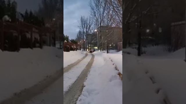 "Снежная каша" на улице Бардина. Саратовцы не могут выехать на машинах