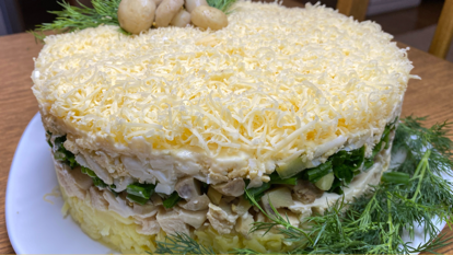Слоеный салат с маринованными грибами.