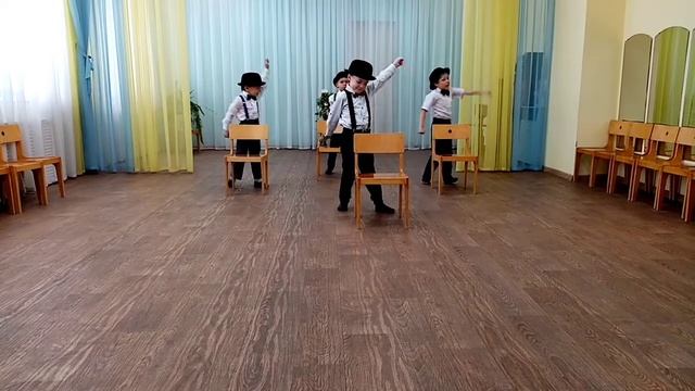 Крутой танец мальчиков со шляпами из старшей группы