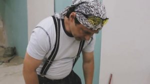 Укладка плитки на стену. Замешивание раствора.