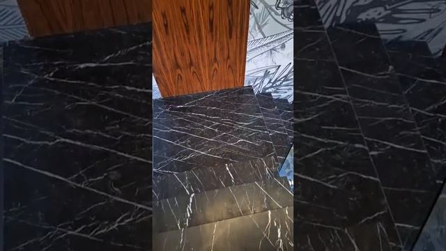 Полы из мрамора Арабиската и лестница из мрамора Нейро Марквина
