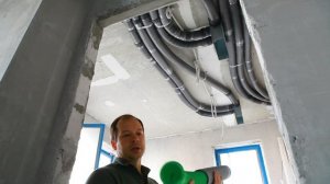 Зеленые, гибкие воздуховоды  -  монтаж антибактериальной вентиляции в квартире.