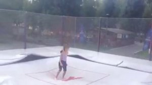 Девочка на батуте