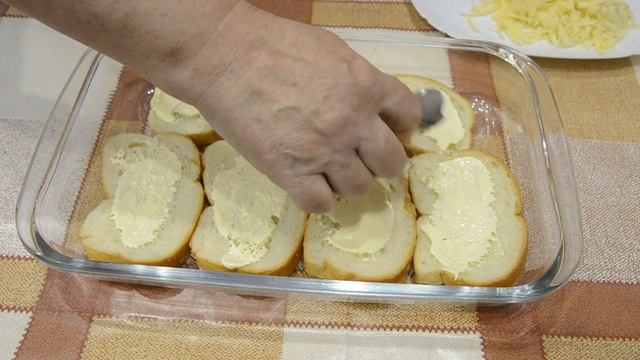 Бутерброды со шпротами - вкусная и простая закуска на праздничный стол.