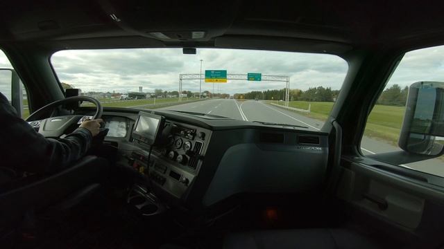 CabView │FREIGHTLINER Cascadia 2021 │From END to end of Trois RIVIERES city, QUEBEC, Canada