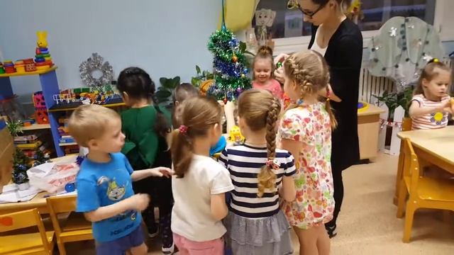 В садике наряжают ёлочку? смотреть онлайн