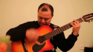 очень красиво поет казах на гитаре