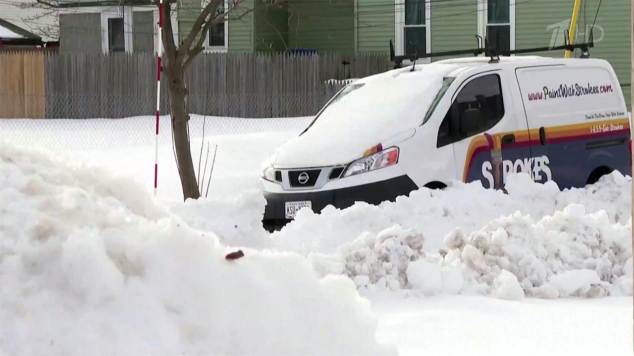 США вновь под ударом стихии: мощный снегопад обрушился на Денвер