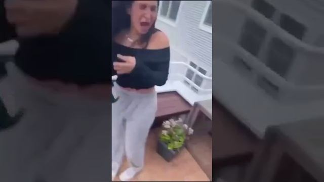 Не становитесь в обуви на скамейку?
