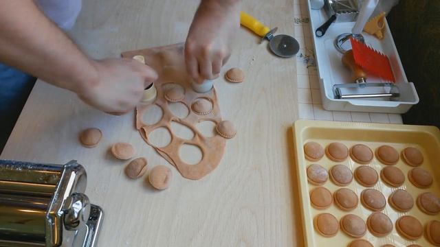 Лепка пельменей по македонски с двух рук смотреть онлайн