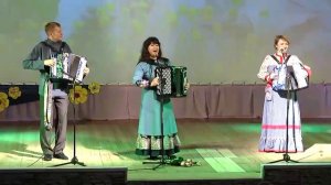 Лия и Дмитрий Лекомцевы и Анна Плотникова под гармонь