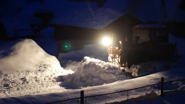 Winter. Сrawler tractor T-74 removes snow from the road / Зима. Трактор Т-74 убирает снег с дороги смотреть онлайн