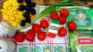 Салат с помидорами, моцареллой и кукурузкой