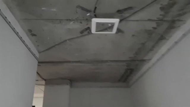 Белый матовый потолок в коридоре с квадратными светильниками до (процесс установки) смотреть онлайн