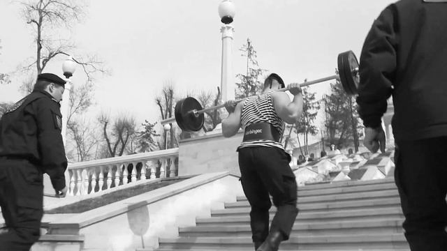 Геннадий Табански. Со штангой в 80 кг по Каскадной лестнице (ЛИЦА УЛИЦ) смотреть онлайн