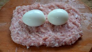 Мясной рулет из фарша с яйцом
