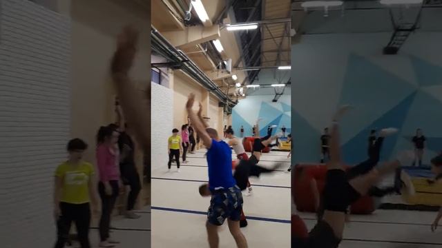 Эквилибристика.Ходьба на руках смотреть онлайн