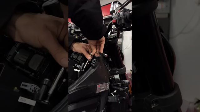 Ducati monster 937 changing SF air filter