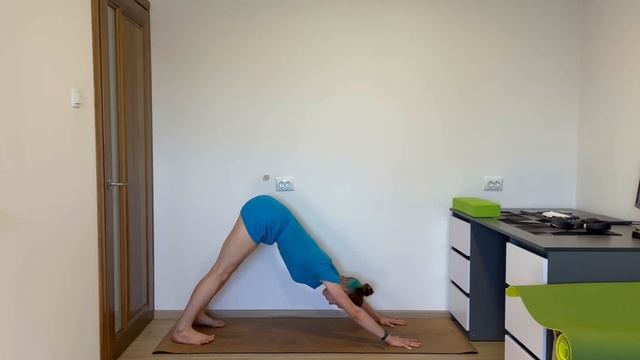 8/30 Уттанасана і Паршвоттанасана | Йога вдома для початківців | 10 хвилин йоги в день 30 днів йоги смотреть онлайн