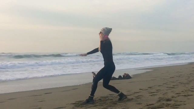 ТРЕНИРОВКА НА МОРЕ С БАБУШКОЙ ?? Vika смотреть онлайн