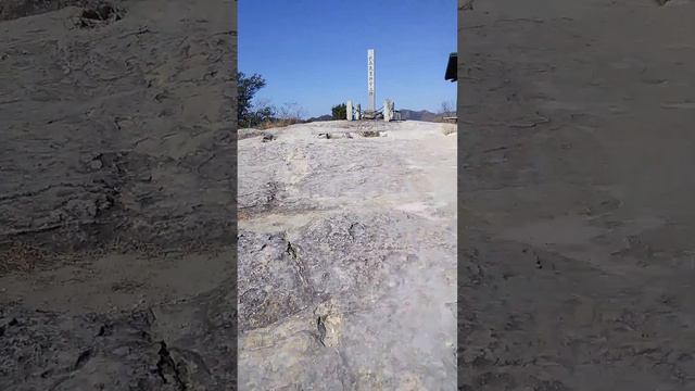 石の宝殿の岩山を登っていくと、そこには、「大正天皇行幸之跡」の石碑。ちょうど、今朝のように、澄んだ空気と、雲一つない空。全部、祓われましたねｗｗｗ　＃雲一つない空　＃階段