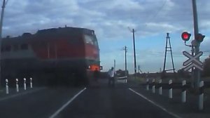 Поезд сбивает человека