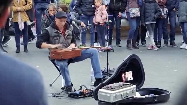 Необычная игра на гитаре. Уличный гений