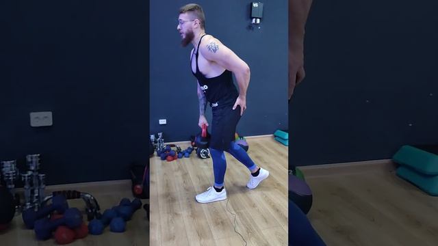 Румынская на одной ноге с гирей, или гантелью. Как накачать ягодицы. смотреть онлайн