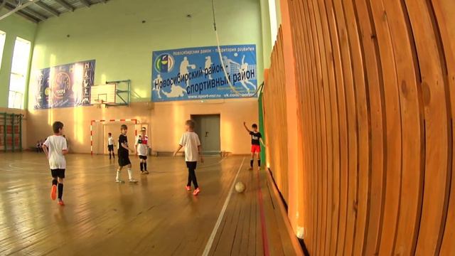 ФУТБОЛ : "СПУТНИК" 6:3 "КРАСНООБСК"(второй тайм) смотреть онлайн