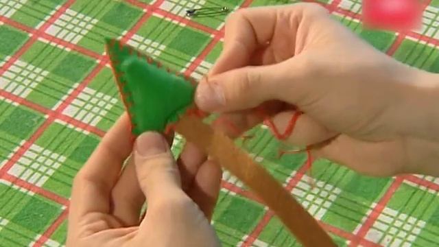 Брошь из фетра «Ёлка» / ПОДЕЛКА НА НОВЫЙ ГОД смотреть онлайн