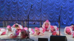 Танец под песню "Губки бантиком бровки домиком"